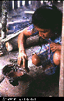 applying resin to a Kichwa pot